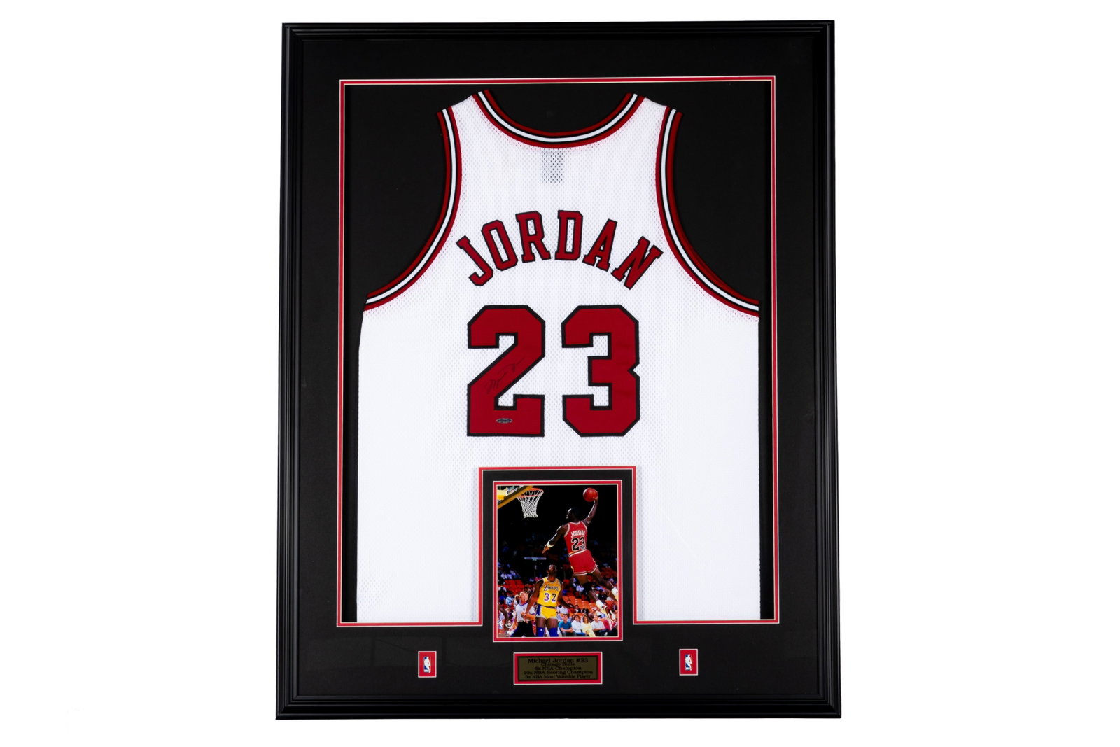 MICHAEL JORDAN SIGNED JERSEY (invalid sticker) (1 of 3)