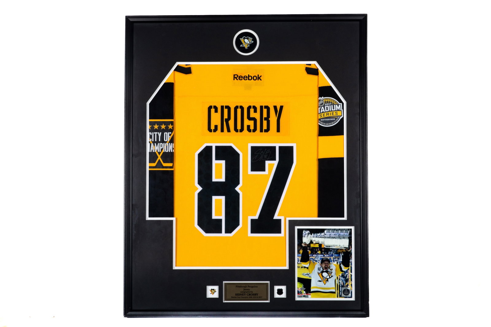 SIDNEY CROSBY PITTSBURGH PENGUINS JERSEY & PUCK: Framed measurements: H. 41 1/2" x W. 33 1/2"