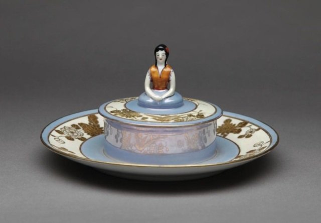 Noritake Art Deco figural chip & dip set: Purple lustre with applied gold blossoms and birds. The lid of a lady in orange. Red M-in-Wreath, Dia of stand 23.5 cm. (9 1/4 in.)