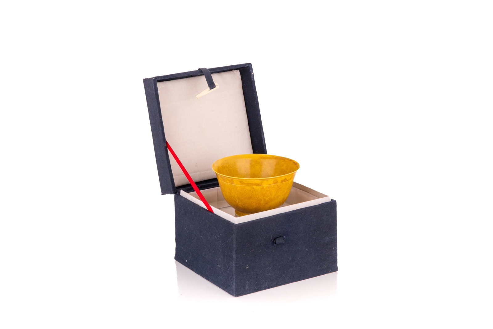 YELLOW GLAZED INCISED DRAGON BOWL: The exterior incised with two five-claw dragons chasing a flaming pearl, the cavetto with a roundel of a crane. Six-character Guangxu mark to the underside. Diam. 9.5 cm