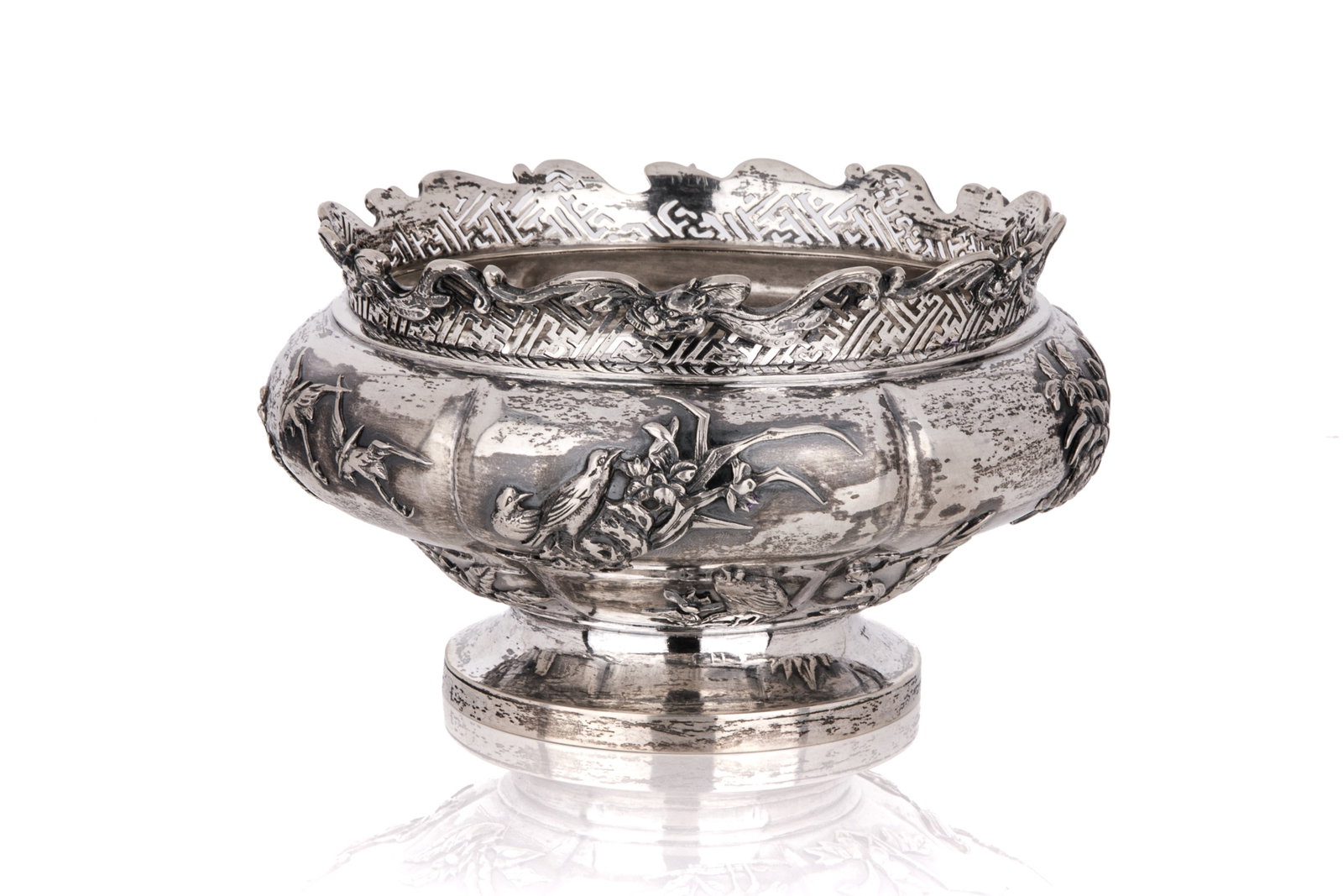 CHINESE EXPORT SILVER BOWL, 615g: A fine Chinese export silver bowl, Cheong Shing, late 19th to early 20th century. Of lobed form with a slightly flared rim with dragons, the exterior finely and heavily chased in high relief,
