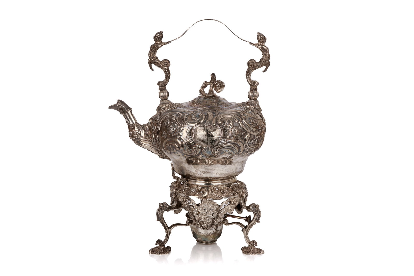 EDWARDIAN ENGLISH SILVER KETTLE ON STAND, 2985g: An exceptional silver tea kettle on a matching stand with a long-handled burner lid. The kettle is decorated with highly detailed flower and leaf designs. The stand has three legs decorated with detai