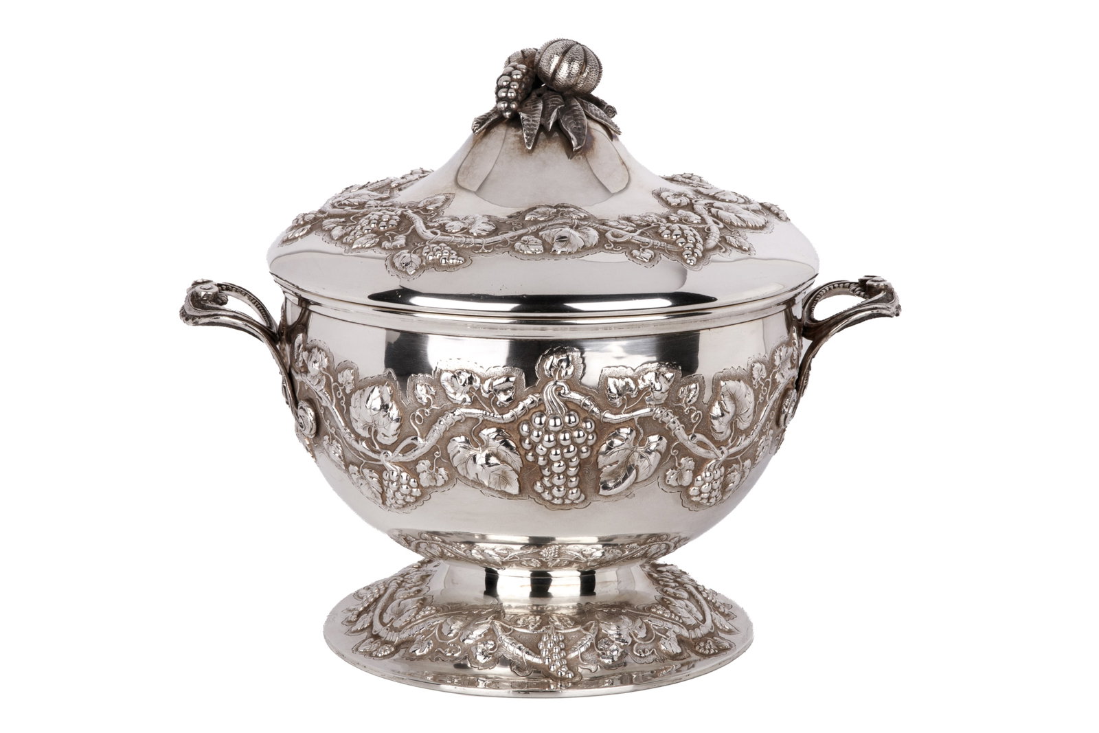 SPANISH SILVER SOUP TUREEN BY MU?OZ, 2167g: A large Spanish silver covered soup tureen by Mu?oz, 20th century. Both the bowl and lid are elaborately decorated with grapes, vines and foliage. Stamped with maker's mark 'Mu?oz' and silver