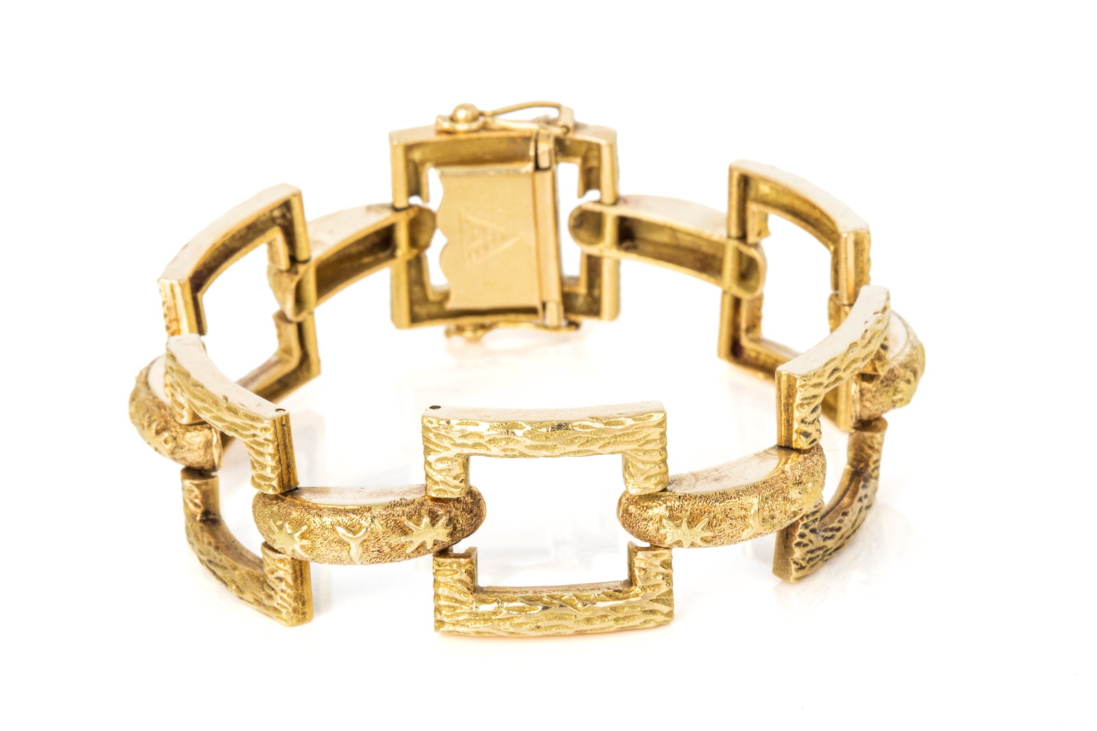 18K GOLD PATTERNED LINK BRACELET 54.4g: 18K yellow gold heavy patterned link bracelet measuring 7.25 inches wearable length by 19.5mm wide. Equipped with a heavy box catch and 2 side safety catches. 54.4 grams