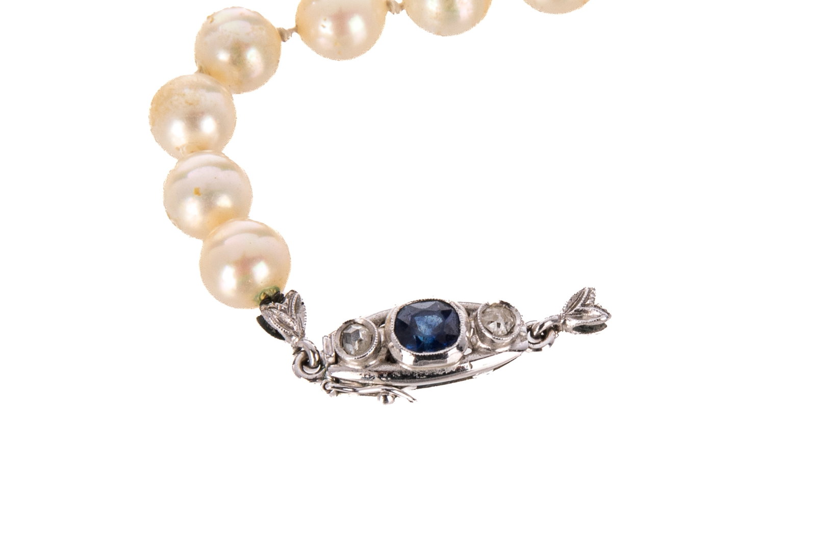 18K WHITE GOLD SAPPHIRE & DIAMOND PEARL CLASP 2.5g: Broken strand of knotted majorica-like imitation pearls attached to 18K white gold pearl clasp measuring 28.5mm long (including decorative end links) by 6.9mm wide by 5.6mm tall. Box-style clasp with