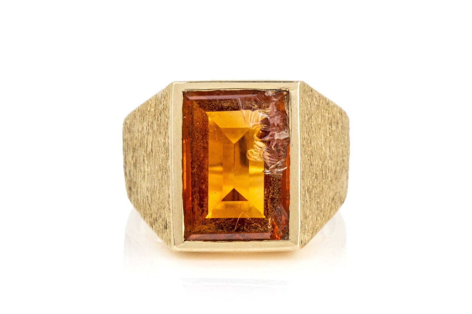 14K GOLD & CITRINE GENTS RING 15.2g: 14K yellow gold gents ring measuring 16.2mm long by 4.9mm tall. Featuring 1 rectangular step cut orange citrine (broken). Size 8.75 15.2 grams