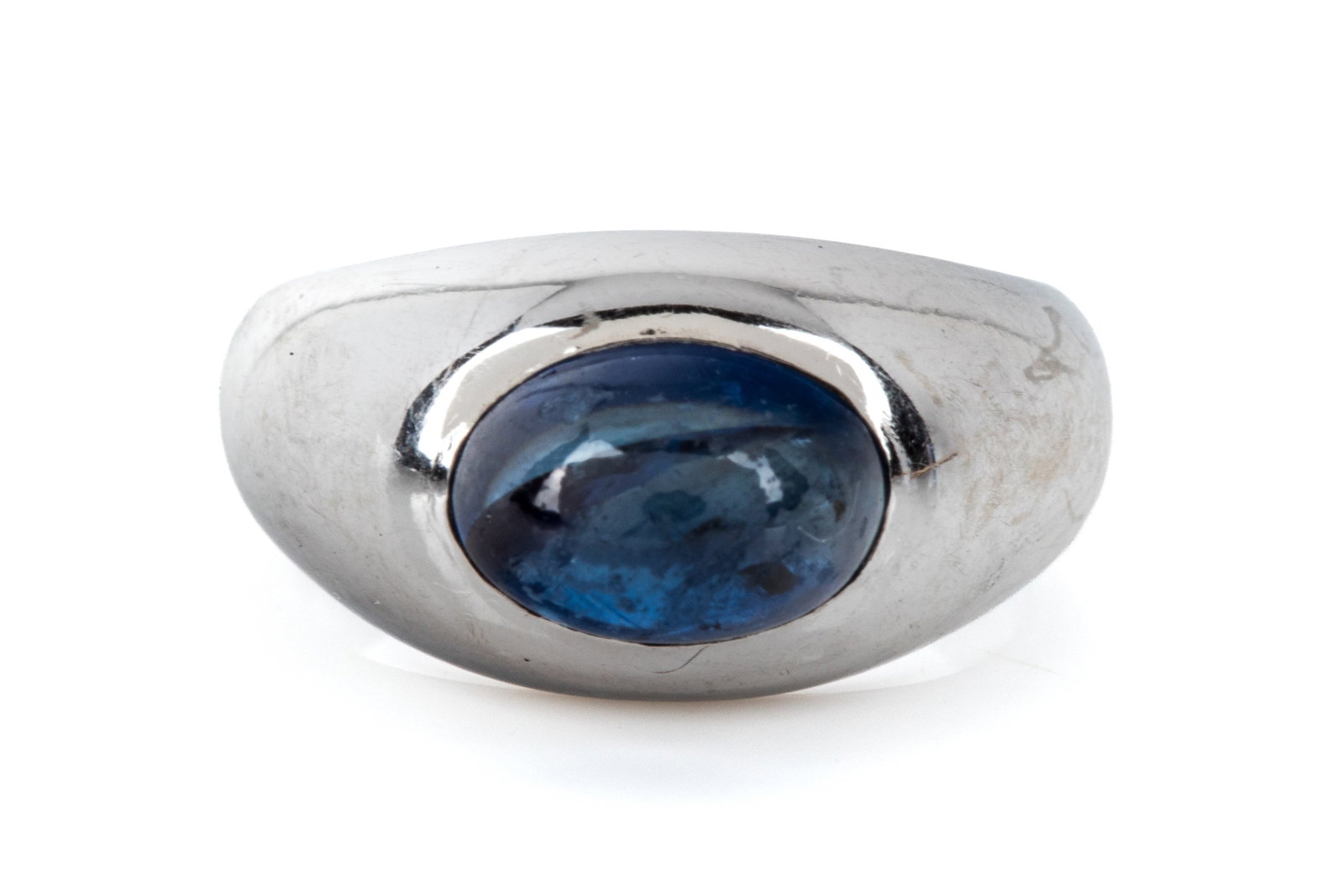 14K WHITE GOLD AND SAPPHIRE RING 7.4g: 14K white gold dome ring measuring 9.5mm wide by 6.7mm tall. Featuring 1 oval cabochon cut natural sapphire, moderately included. Size 3.5 7.4 grams