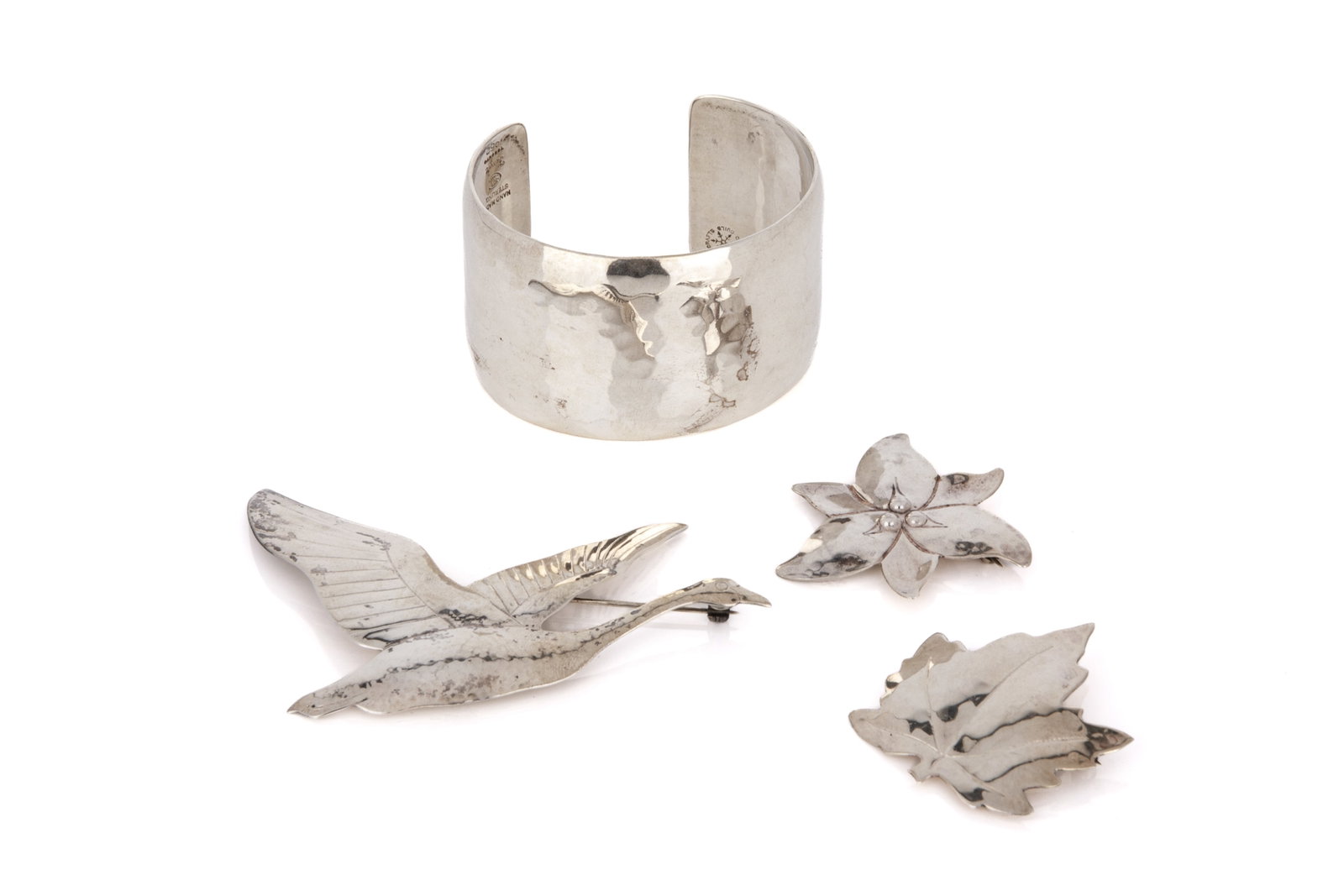 SILVER JEWELLERY BY ANDREW FUSSELL 85g: A group of sterling silver jewelry items by Canadian silversmith Andrew Fussell, including a cuff bracelet, a goose pin, Trillium etc. Dates from 1945 to 1972. Total weight 85 grams Length 3.75 in