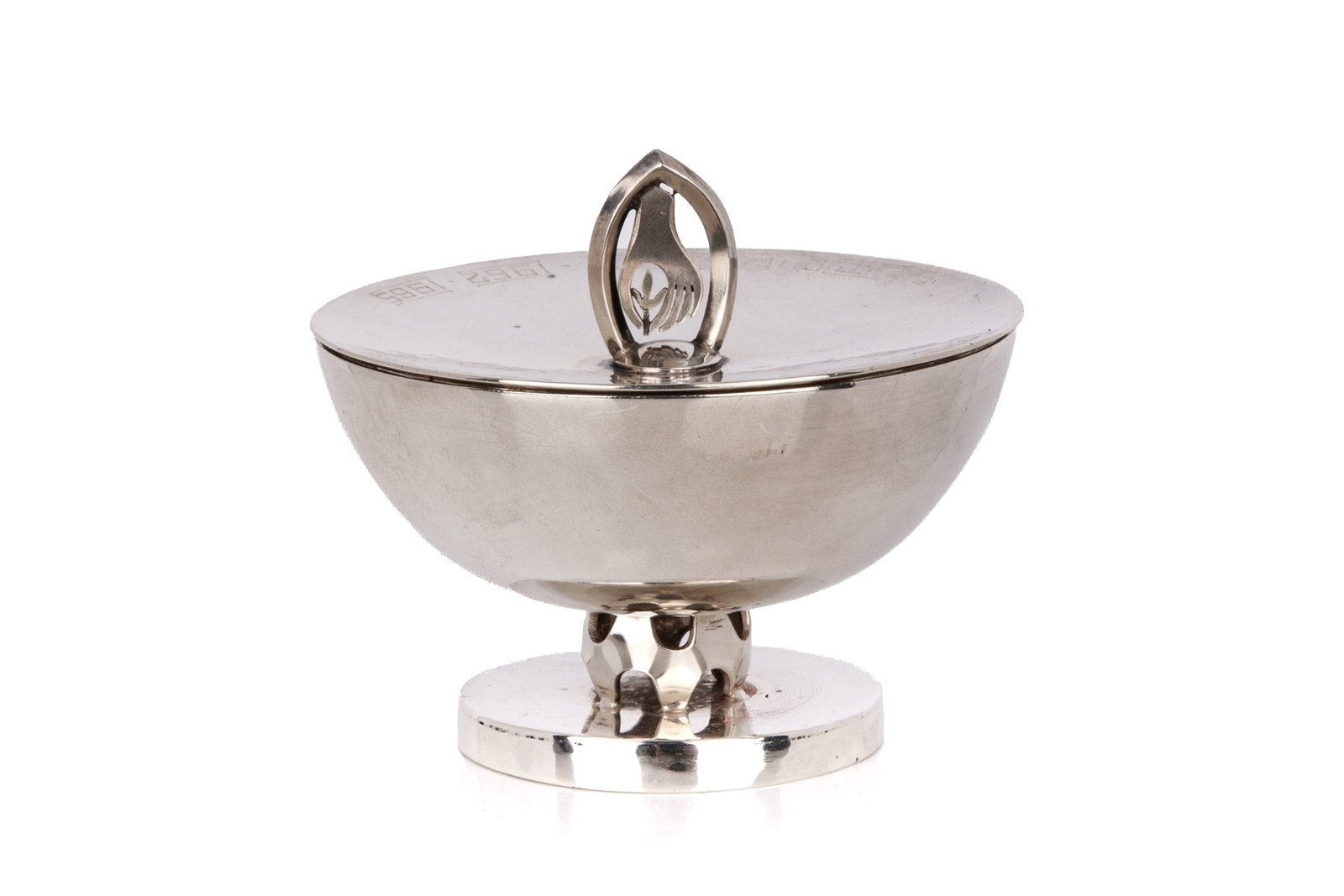 DOUGLAS BOYD SILVER TROPHY 139g: A small sterling silver trophy by Douglas Boyd of Richmond Hill in the form of a covered bowl. For the Garden Club of Toronto, this example with presentation inscription was made in 1962. Weight 139 g