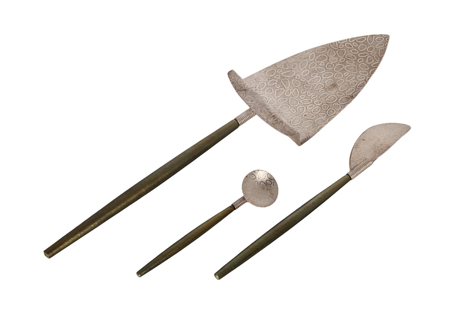MCALEESE & WIGGINS SERVERS: Three serving pieces by David McAleese and Alison Wiggins. The servers have sterling silver blades and handles made of Niobium. The niobium is dyed green and the silver has a textured surface. Length 