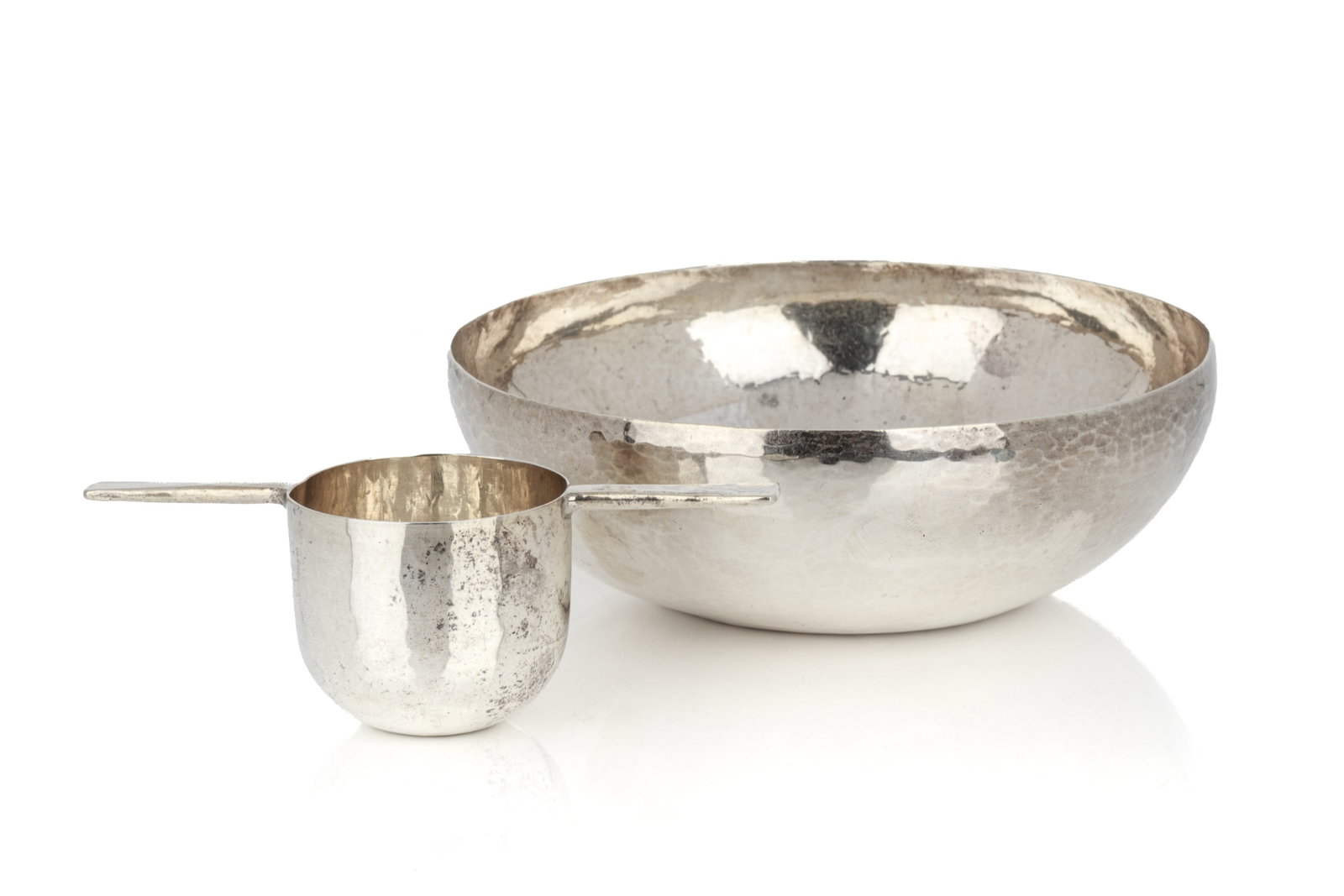 ANDREW FUSSELL SILVER BOWL 205g: A hand hammered sterling silver bowl by Canadian silversmith Andrew Fussell, Toronto, 1974. Together with a two handled liquor measure. Weight 205 grams Diameter of bowl 5 3/8 in 13.5 cm