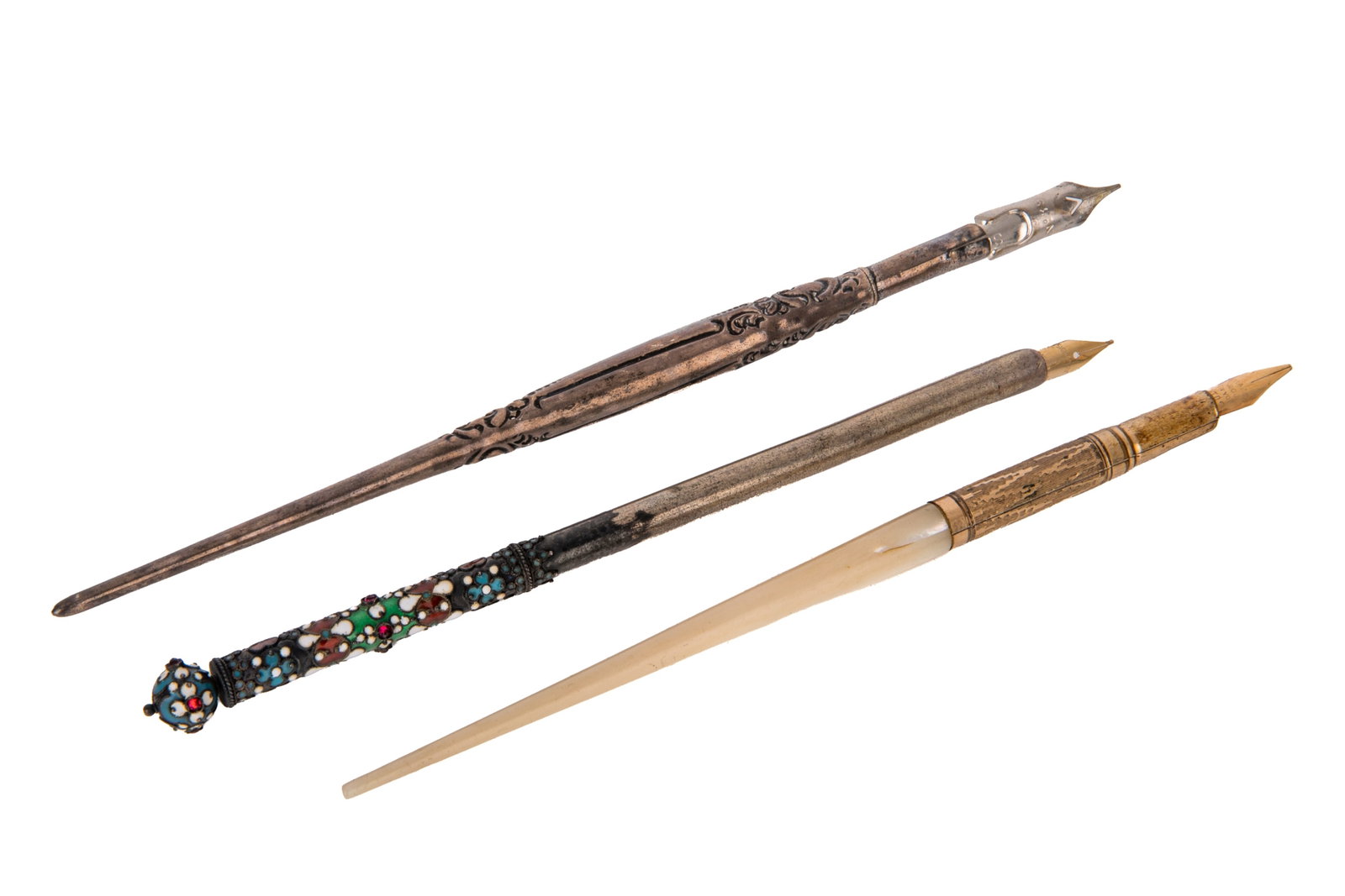 DIP PENS WITH FITTED CASE, 19g: Includes 3 dip pens from the Victorian era and a fabric-lined case. One pen features a smooth silver upper barrel with a removable writing nib, and a lower grip decorated with a multi-coloured floral 