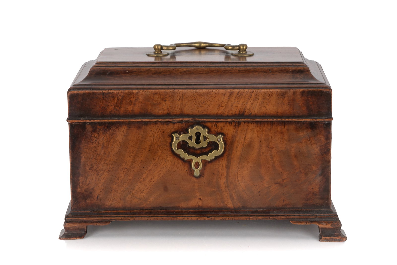 GEORGIAN ENGLISH MAHOGANY TEA CADDY: English mahogany tea caddy featuring a hinged lid with a brass swing handle, opening to reveal a red velvet-lined interior split into three storage compartments. The body stands on classic bracket fee