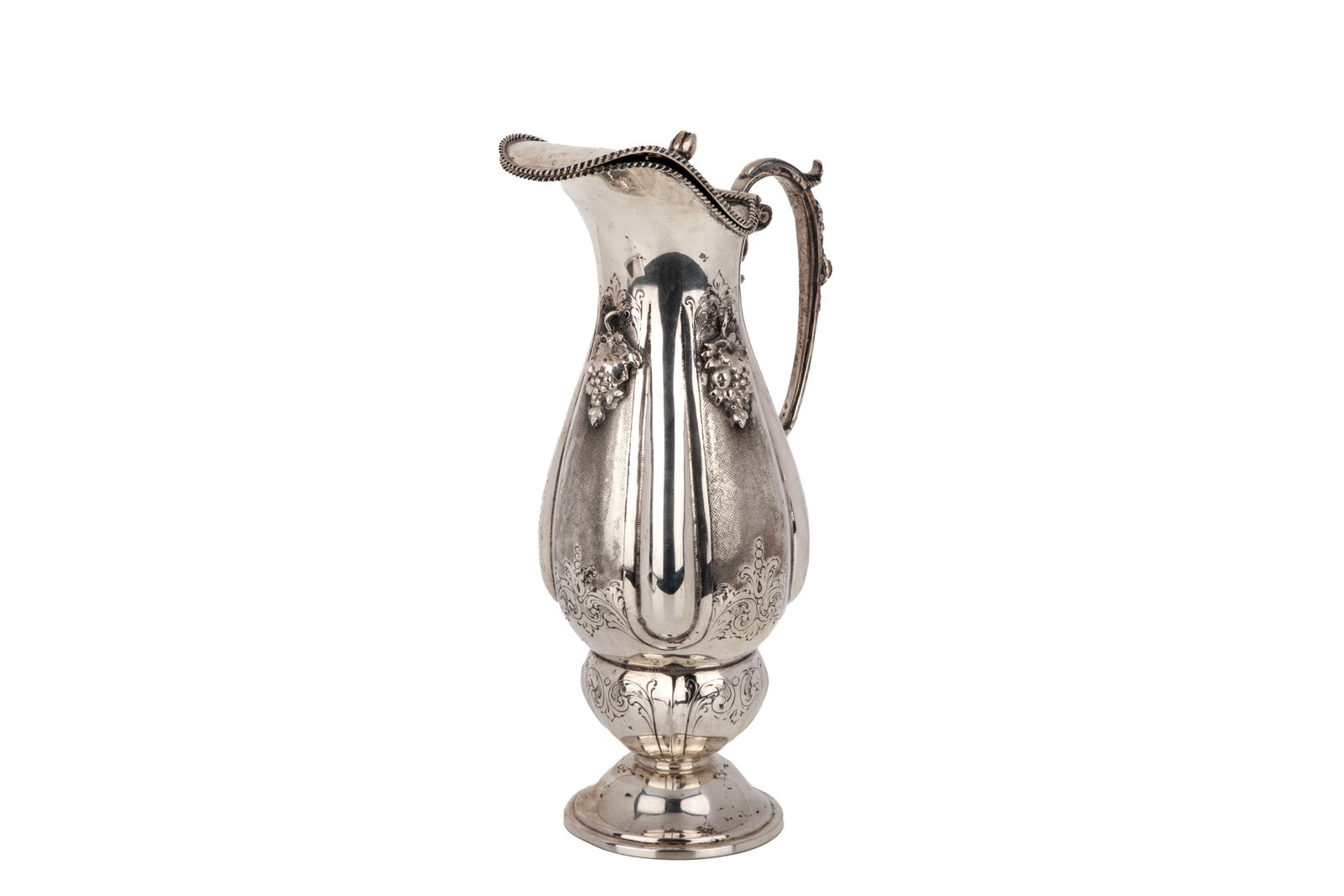 ITALIAN SILVER CLARET JUG, 691g: An Italian .800 solid silver claret jug by the prestigious maker Argenteria Fornari, Rome. This finely crafted 20th-century vessel features a baluster body accented with highly detailed grape and