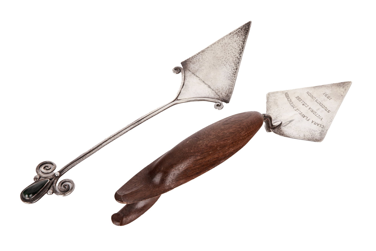 CANADIAN SILVER BY NANCY MEEK, 71g: A Canadian sterling silver presentation trowel and a pastry server by Nancy Meek Pocock. Nancy together with her husband John were metal smiths working in Toronto in the 1950's. The trowel was present