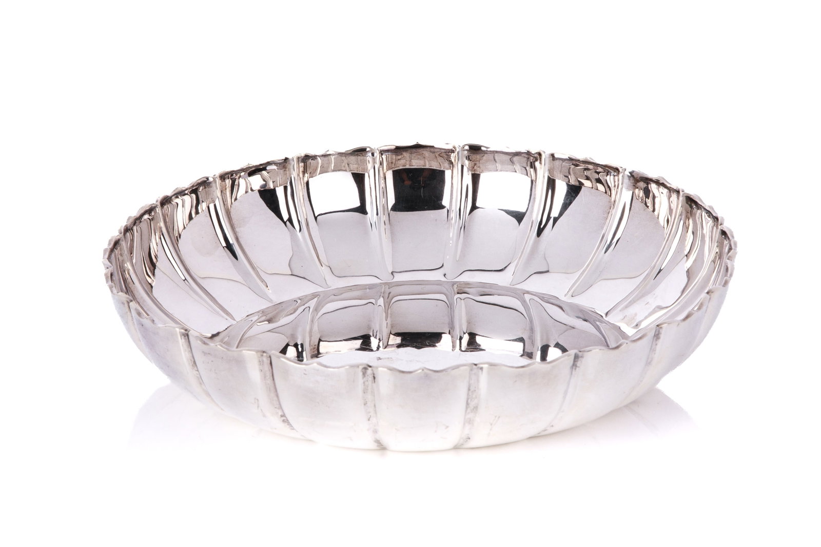ENGLISH SILVER STRAWBERRY DISH 476g: H 1 3/4in (3cm) x Dia 8 1/4 (21cm) Weight: 476grams