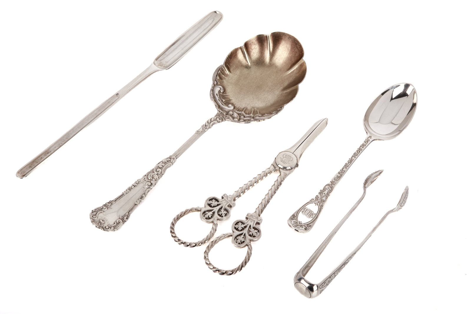5 pc. SILVER FLATWARE ASSORTMENT, 271g: An assortment of silver flatware. Includes 1 berry serving spoon featuring a scalloped, shell-shaped bowl with a gold-washed interior; 1 double-ended marrow scoop; 1 pair of sugar tongs; 1 dessert