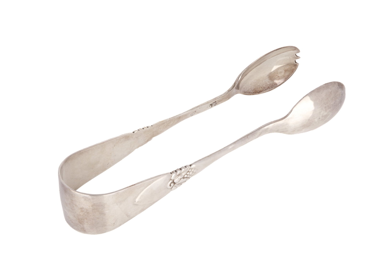 POUL PETERSEN CANADIAN SILVER SALAD TONGS 121g: A pair of sterling silver salad servers, Montreal by Poul Petersen. Each arm decorated with a leaf and vine pattern. The bowl terminals are notched for grasping. Weight 121 grams Length 7.2 in 18 cm