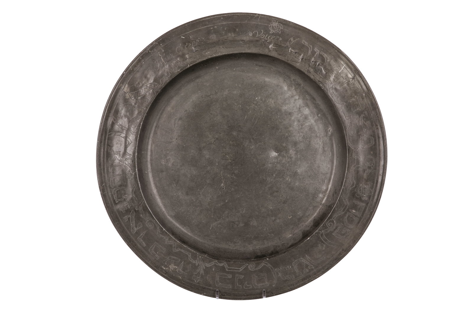 18th C GERMAN PEWTER PASSOVER TRAY: Dedication in English to Johann Casper Volcker with makers stamps and Hebrew text for Passover Sedar plate. Dia 40cm (15 3/4in)