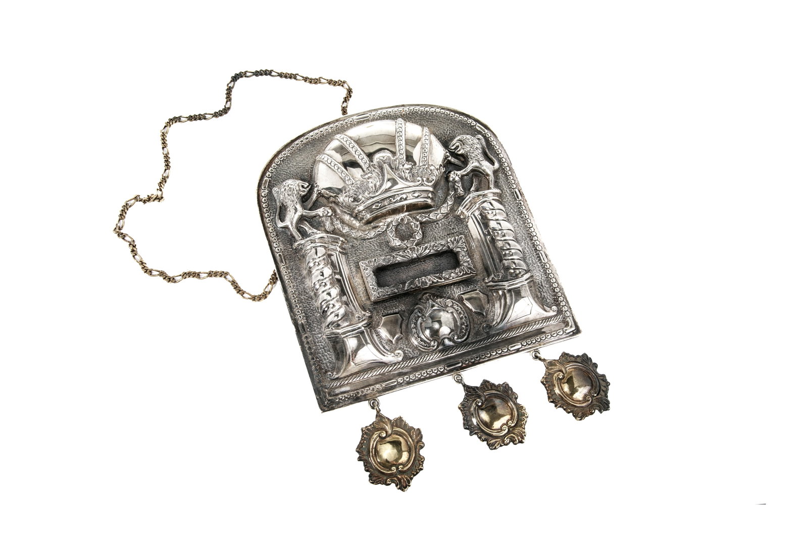 ISRAELI JUDAICA SILVER TORAH SHIELD, 700g: A sterling silver torah shield or breastplate with three lower gilt metal pendants. The shield with chased decoration in high relief of a central crown flanked by two lionsrampant over Solomonic