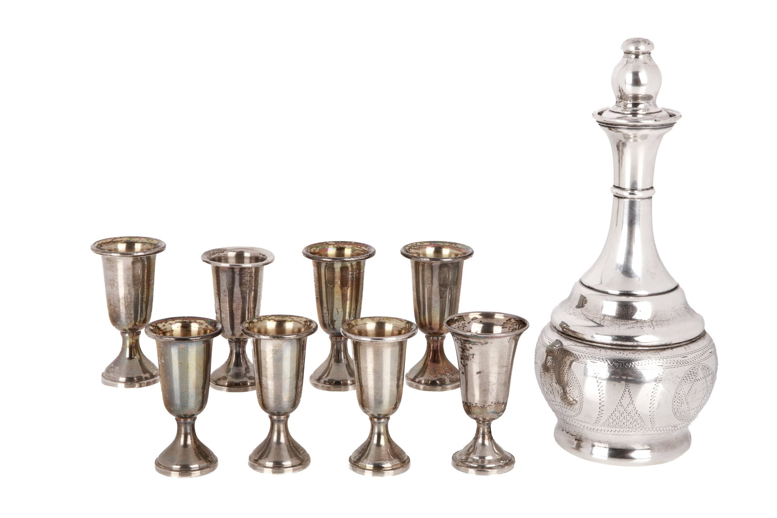 SILVER PRESENTATION DECANTER & EIGHT CUPS: American silver decanter with etched decoration and Temple presentation. together with eight weighted small kiddush cups. H of decanter 9in (23cm)Decanter 241g Cups with weighted bases 222g