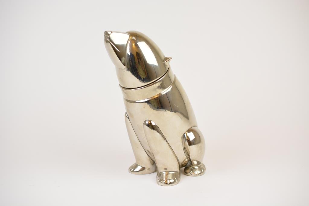 Art Deco Chrome Plated Polar Bear Cocktail Shaker: H 25.7 cm. (10 1/8 in.)