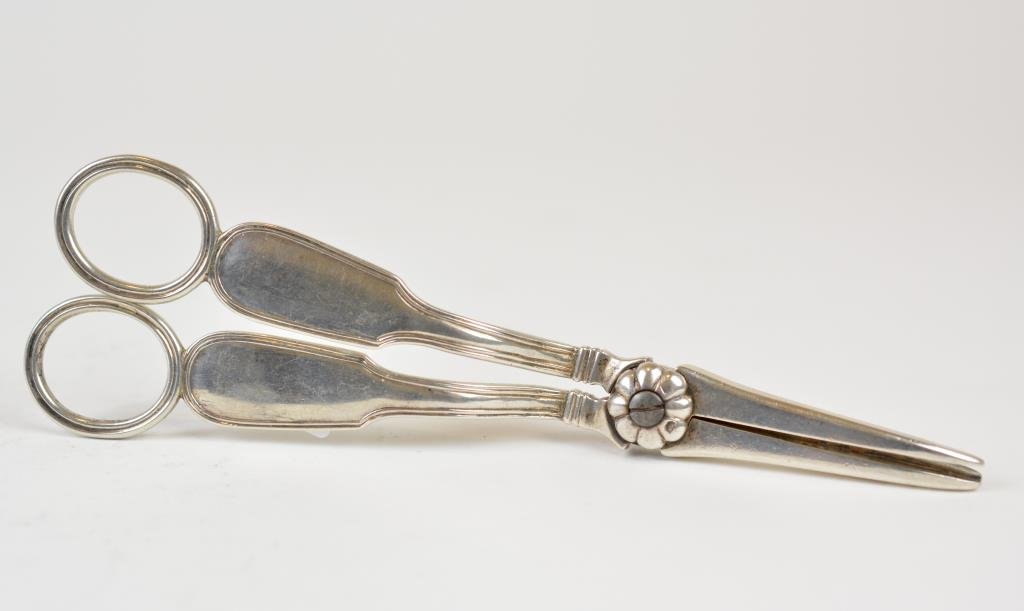 Georgian Silver Grape Shears: Charles Reily & George Storer, London, 1836. 104 g. L 17 cm. (6 3/4 in.)
