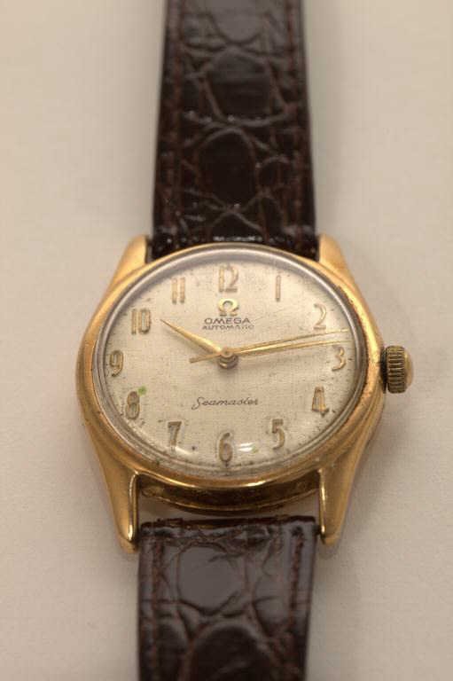 VINTAGE OMEGA SEAMASTER MEN'S WRISTWATCH: 18k yellow gold watch with a twenty jewel movement. L 23cm (9 in.)