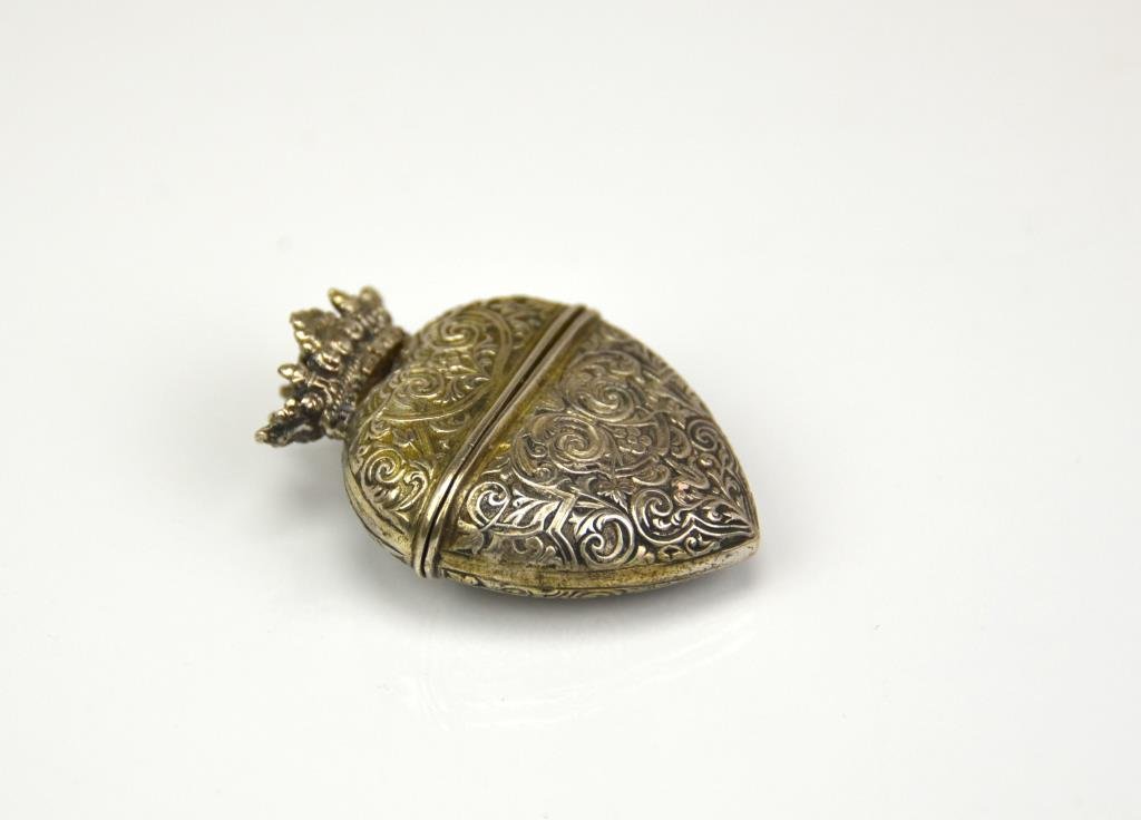 Scandinavian Silver Hovedvandsaeg vinaigrette, 16g: Hinged heart shaped with crown, possibly 18th cen.