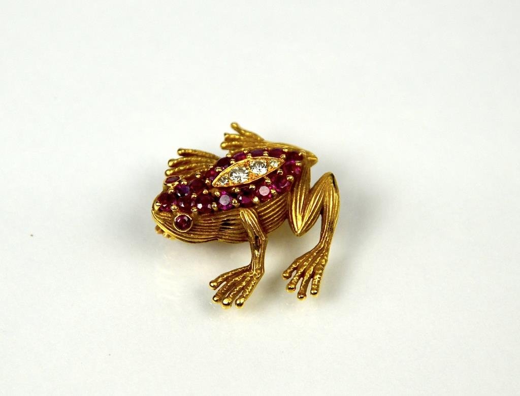 VAN CLEEF & ARPELS GOLD & RUBY FROG BROOCH: 18k yellow gold realistic frog set with eighteen rubies and four diamonds, marked VCA . 7g, L 2.5 cm. (1 in.)