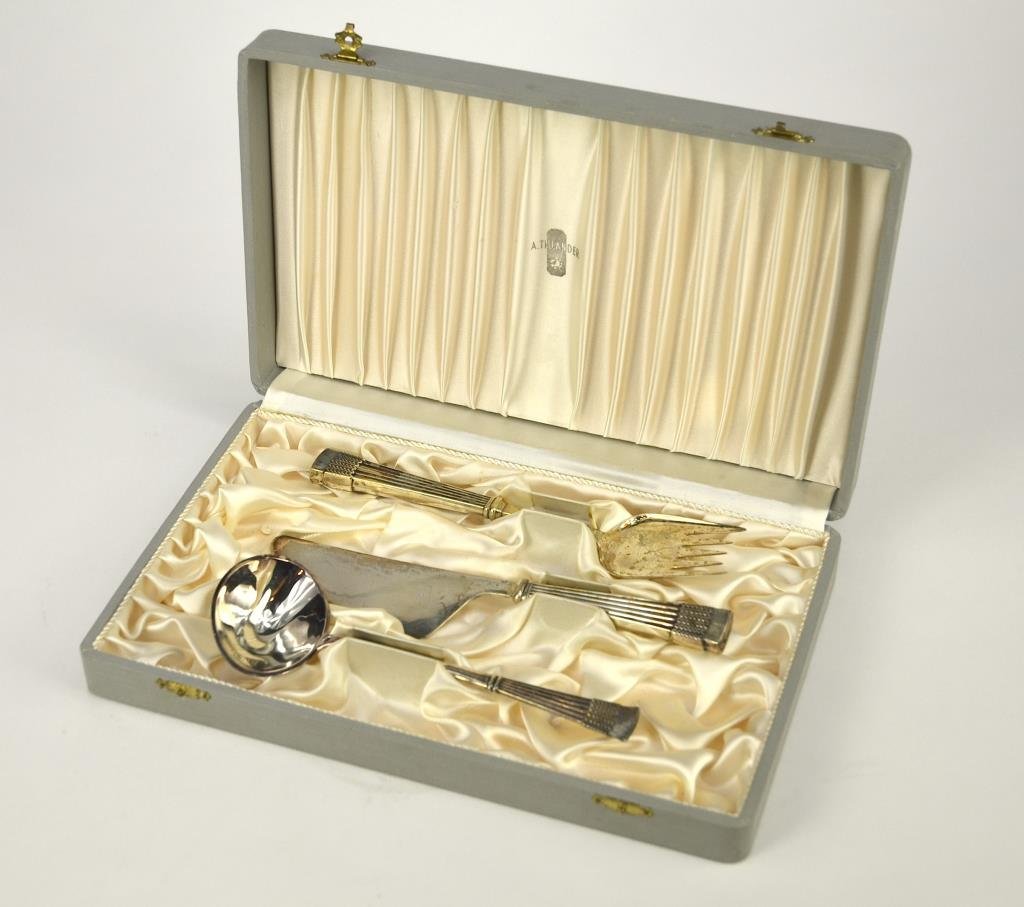 FINNISH CASED SILVER SERVING FLATWARE: Three pieces in a wheat sheaf pattern, retailed by Atelier Torbj÷rn Tillander. L of knife 21.5 cm. (8 1/2 in.)