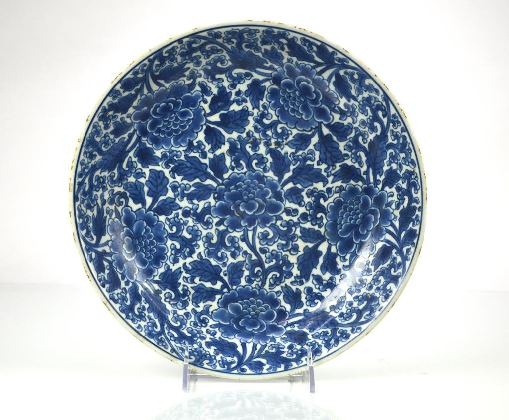 CHINESE KANGXI BLUE AND WHITE DISH: Painted chrysanthemum on front, double foot-ring, four-character mark Tianbao tang zhi (Hall of Heaven's Treasures) within double-circle. Dia. 27.5cm (10 7/8 in.) No chip or crack. Minor flakes around
