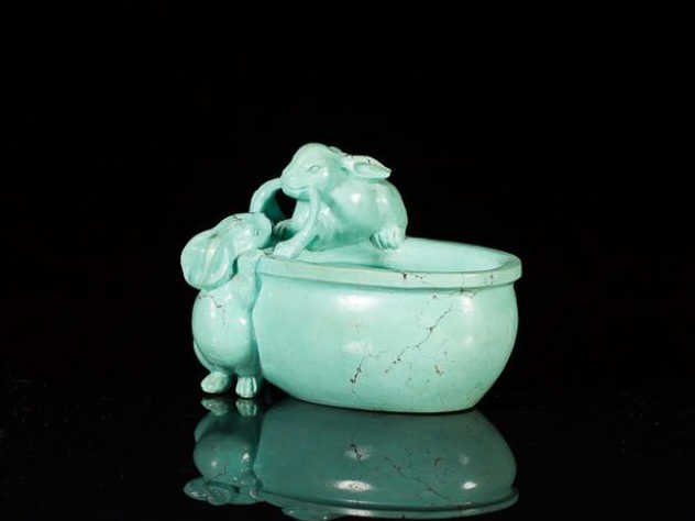 CARVED TURQUOISE FIGURAL BRUSH WASHER: Carved with two rabbits. W. 9cm (3.5 in.)