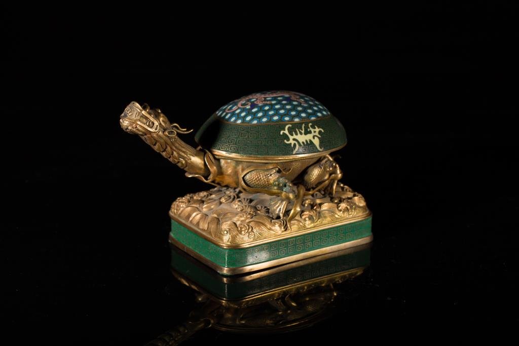 CLOISONNE BIXI FIGURAL BOX: Finely caste as a gilt dragon-tortoise with a green enamelled turtle shell decorated with qilins. L. 19cm (7.5 in.)