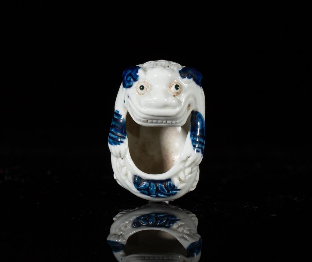 HIRADO FIGURAL PORCELAIN BRUSH WASHER: In the form of a fu dog, on tripod feet. Meiji period. W. 6.5cm (2 5/8 in.)
