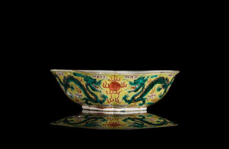 FAMILLE JAUNE PORCELAIN BAT BOWL: Painted with two green four-clawed dragons on yellow ground. Late 19th to early 20th century. W. 21.5cm (8.5 in.)