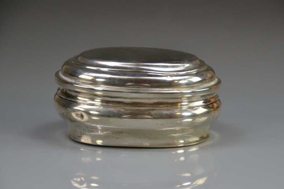 AUSTRIAN SILVER SUGAR BOX: Vienna 1760, maker FI. The lobed oval body and slightly domed lid are plain and have no added decoration. 231 gm. Length 14 cm. Height 6.5 cm.