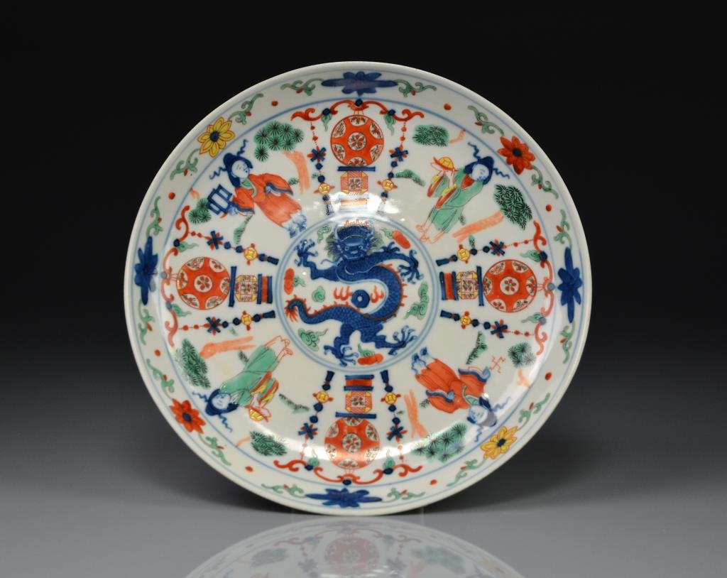 CHINESE WUCAI ENAMELED PORCELAIN PLATE: In wucai-style with a five-clawed dragon in centre. Six-character Wangli mark on base. Dia. 24cm (9.5 in.)