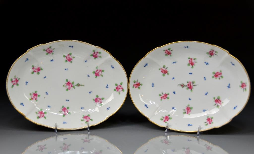 PAIR OF CONTINENTAL PORCELAIN PLATTERS: With hand painted rose sprays, 19th C. W 25 cm. (9 7/8 in.)