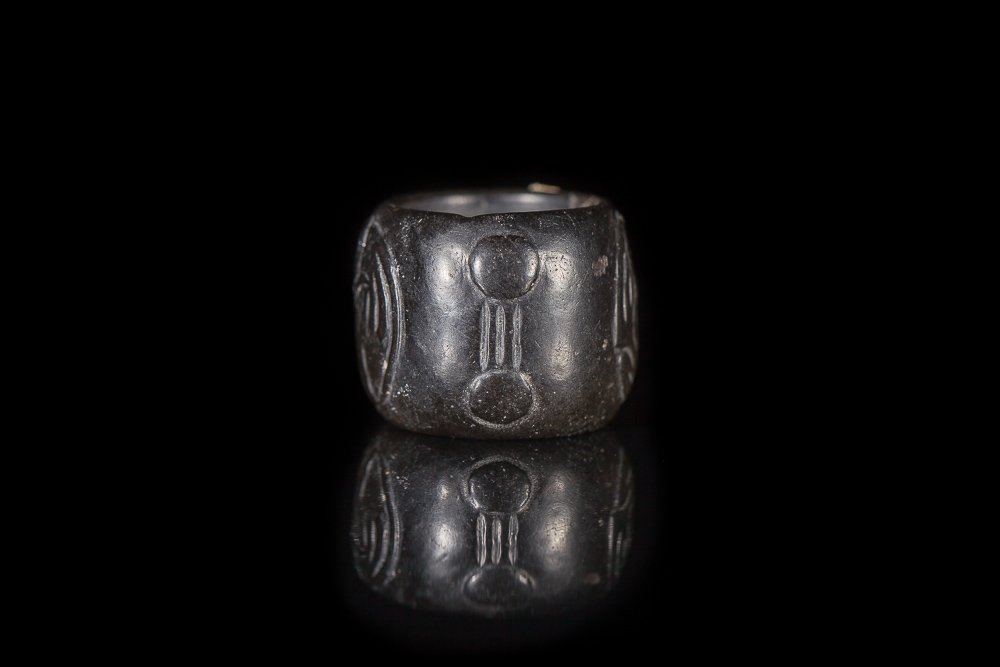 CARVED CHINESE BLACK JADE RING (1 of 10)