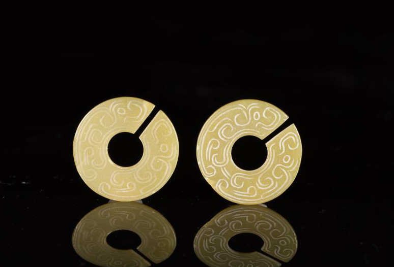 PAIR OF CHINESE CELADON JADE EARRINGS (1 of 1)