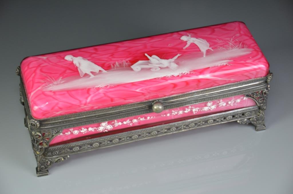MARY GREGORY VICTORIAN GLASS CASKET (1 of 10)