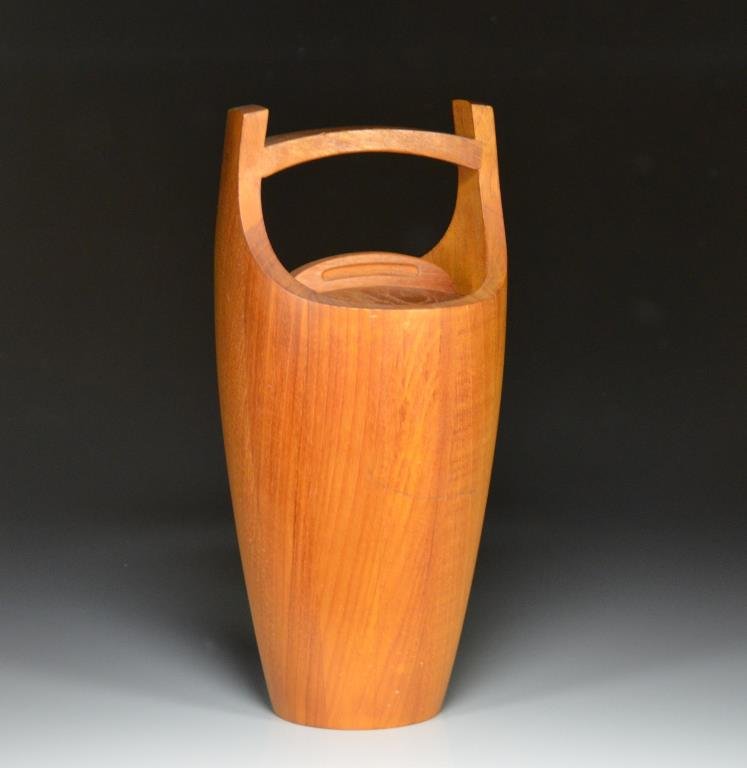 DANSK TEAK WINE COOLER: Beautiful mid-century modern designed Dansk wine cooler. H: 39 cm / 15.5 in, D: 19 cm / 7.5 in.