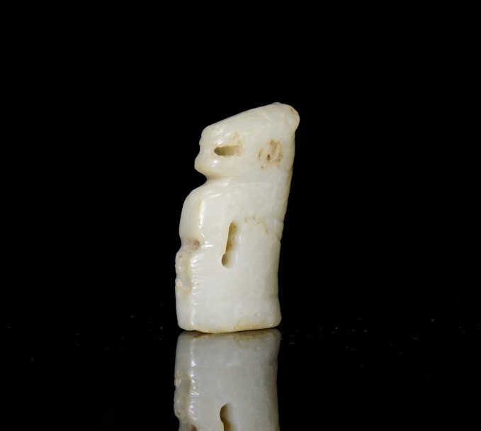 CHINESE WHITE JADE PENDANT OF A MYTHICAL BEAST (1 of 10)