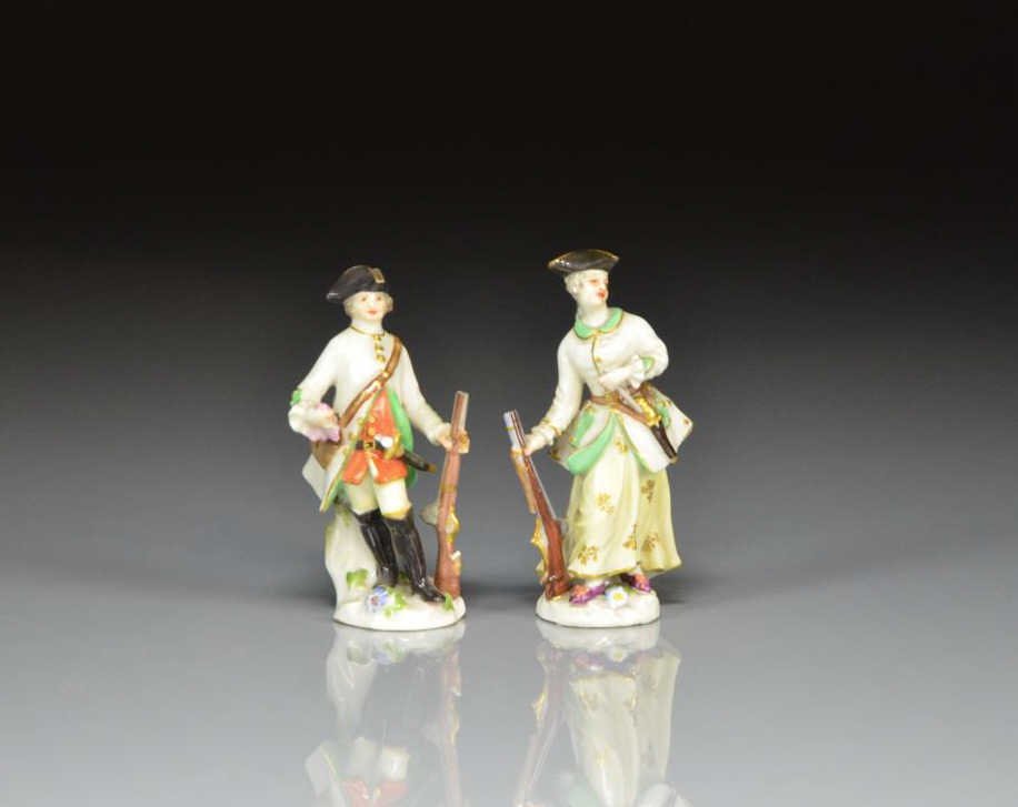 PAIR OF MEISSEN POCELAIN HUNTING FIGURES: Each holding a rifle, with Meissen blue cross marks on the bottom, H: 8cm (3 1/4 in.)