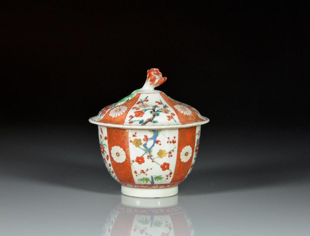 AN EARLY WORCESTER PORCELAIN COVERED SUGAR BOWL (1 of 4)