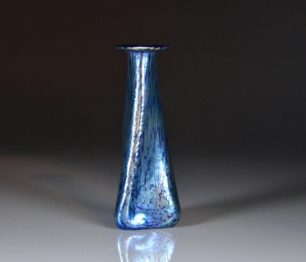 AUSTRIAN ART NOUVEAU IRIDESCENT GLASS VASE (1 of 7)
