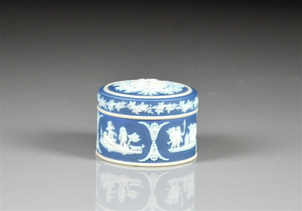 WEDGWOOD BLUE JASPERWARE TRINKET BOX: Dark blue body, lid with Canadiana crest for Toronto. Early 20th C. D: 5.5cm (2 1/8 in.)