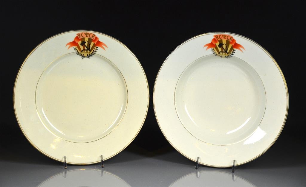 SOVIET RUSSIA PORCELAIN RIM SOUP & PLATE: Cream body with hand painted soviet crest. D: 24.5cm (9 5/8 in.) the dinner plate has a chip