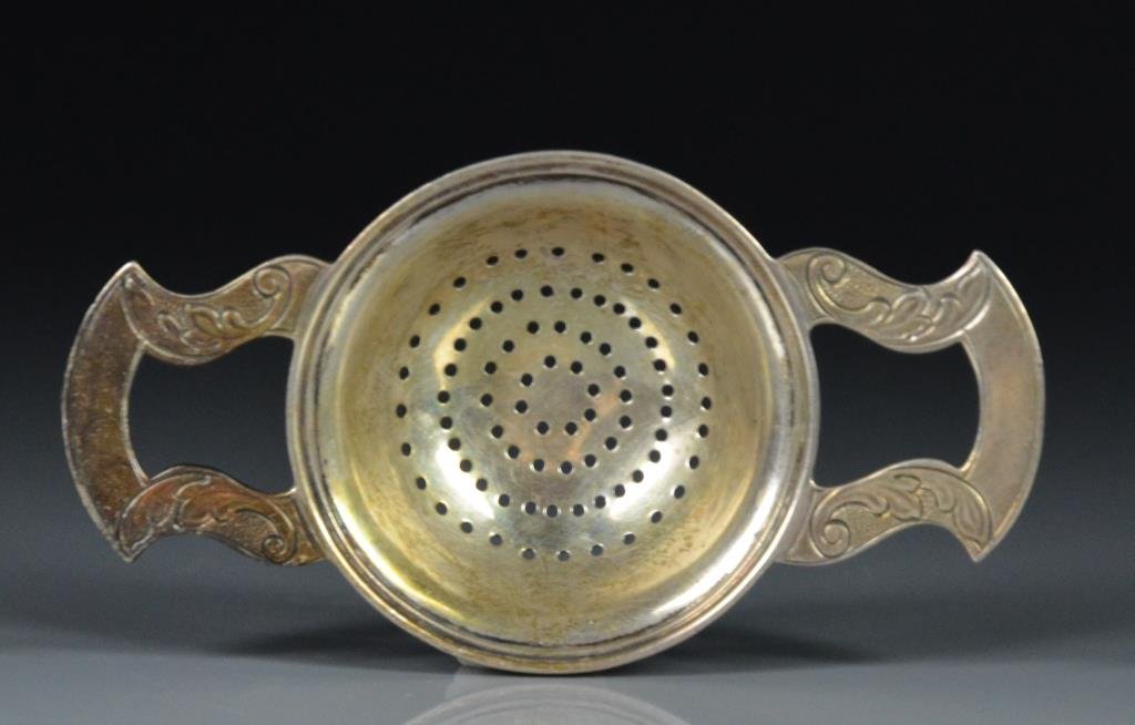 ELKINGTON & CO. ENGLISH SILVER TEA STRAINER: L: 12cm (4 3/4 in.) 48g. part of 96